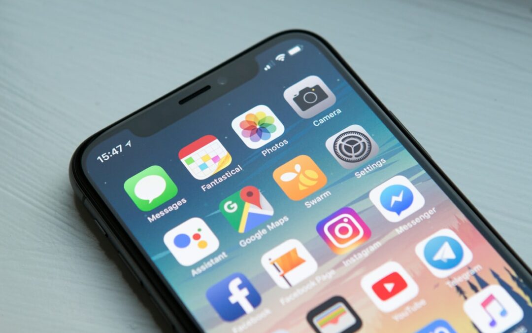 Persona mirando el móvil con ansiedad - adicción al smartphone