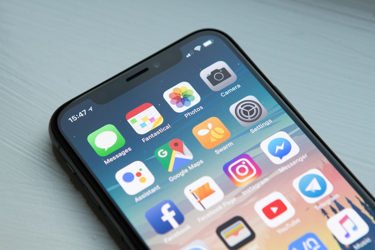 Persona mirando el móvil con ansiedad - adicción al smartphone